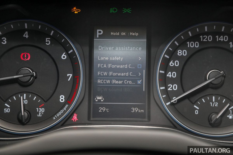 Kona được trang bị 6 túi khí, ổn định thân xe điện tử, hỗ trợ khởi hành ngang dốc. Bản 2.0 Active có thêm cảnh báo điểm mù, cảnh báo phương tiện phía sau. Bản 1.6 Turbo đi kèm gói Hyundai SmartSense gồm kiểm soát hành trình thông minh, hỗ trợ giữ làn đường, cảnh báo va chạm phía trước, cảnh báo tài xế mất tập trung và đèn pha thông minh.