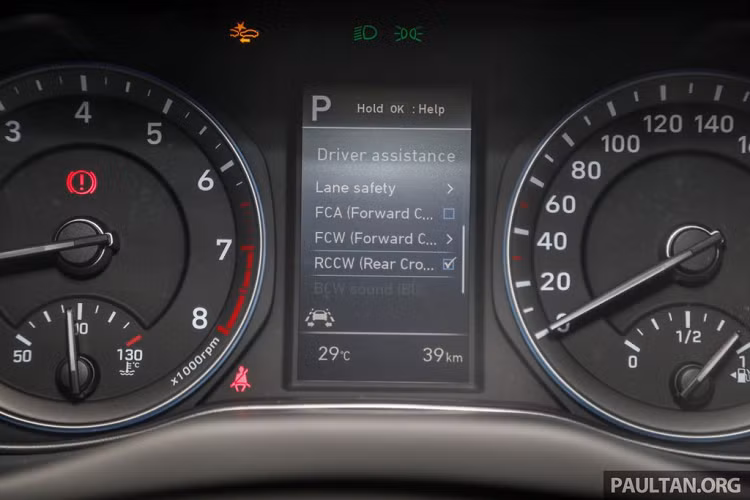 Kona được trang bị 6 túi khí, ổn định thân xe điện tử, hỗ trợ khởi hành ngang dốc. Bản 2.0 Active có thêm cảnh báo điểm mù, cảnh báo phương tiện phía sau. Bản 1.6 Turbo đi kèm gói Hyundai SmartSense gồm kiểm soát hành trình thông minh, hỗ trợ giữ làn đường, cảnh báo va chạm phía trước, cảnh báo tài xế mất tập trung và đèn pha thông minh.