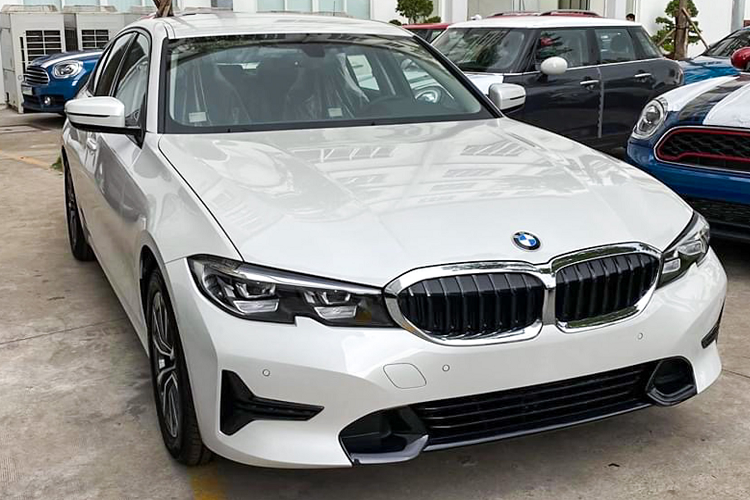 Hình ảnh chiếc BMW 320i Sport Line Plus vừa được chụp tại một đại lý chính hãng, khi xe mới vừa về. Ngoại thất phiên bản 320i Sport Line Plus không quá khác biệt so với 330i Sport Line khi nó chia sẻ chung thiết kế bao gồm hốc gió ở phía trước cản trước và khe hút gió hai bên cản trước tạo hình chữ ‘’T’’.