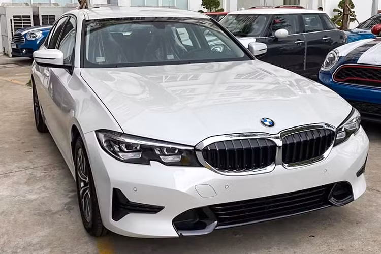 Hình ảnh chiếc BMW 320i Sport Line Plus vừa được chụp tại một đại lý chính hãng, khi xe mới vừa về. Ngoại thất phiên bản 320i Sport Line Plus không quá khác biệt so với 330i Sport Line khi nó chia sẻ chung thiết kế bao gồm hốc gió ở phía trước cản trước và khe hút gió hai bên cản trước tạo hình chữ ‘’T’’.