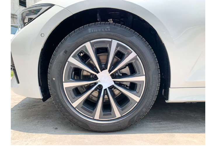 Cụm lưới tản nhiệt của BMW 320i 2020 giá rẻ sở hữu viền crôm, tạo hình quả thận và đèn pha loại “full” LED không thay đổi so với phiên bản 330i Sport Line. Ở phiên bản thấp hơn – 320i Sport Line đề cao sự thanh lịch và sang trọng và sử dụng mâm 17 inch thay vì 18 inch như 320i Sport Line Plus.