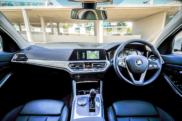 Theo bảng thông số kỹ thuật rò rỉ trước đó, bản 320i Sport Line Plus được trang bị đầy đủ “đồ chơi: tiệm cận với bản 330i như hệ thống BMW live Cockpit Professional sử dụng đồng hồ hỗ trợ lái kỹ thuật số 12,3 inch, màn hình cảm ứng trung tâm kích thước 10,25 inch, hỗ trợ điều khiển bằng giọng nói BMW Intelligent Voice Control.