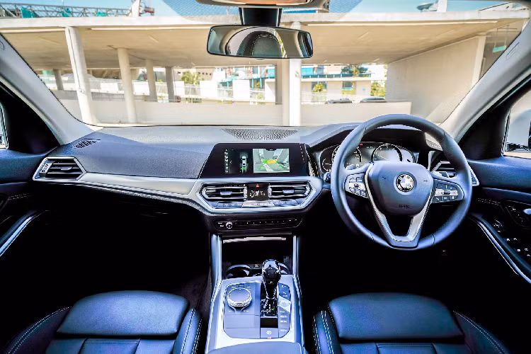 Theo bảng thông số kỹ thuật rò rỉ trước đó, bản 320i Sport Line Plus được trang bị đầy đủ “đồ chơi: tiệm cận với bản 330i như hệ thống BMW live Cockpit Professional sử dụng đồng hồ hỗ trợ lái kỹ thuật số 12,3 inch, màn hình cảm ứng trung tâm kích thước 10,25 inch, hỗ trợ điều khiển bằng giọng nói BMW Intelligent Voice Control.