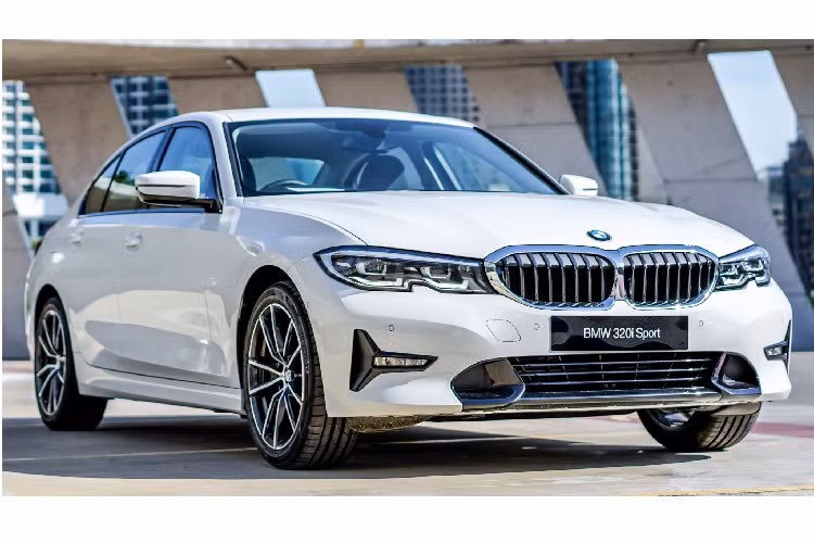 Cả hai phiên bản BMW 320i sử dụng chung động cơ 4cyl 2.0L tăng áp công nghệ TwinPower Turbo (mã B48) tương tự như phiên bản 330i, tuy nhiên công suất được điều chỉnh thấp hơn, sản sinh công suất tối đa 184 mã lực tại 5.000 – 6.500 vòng/phút và mô-men xoắn cực đại 300Nm có được tại dải vòng tua từ 1.350 – 4.000 vòng/phút.