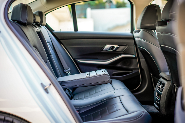 Giải trí với loa Harman Kardon 16 loa công suất 464 watt, vô lăng thể thao, ghế ngồi thể thao bọc da tổng hợp Sensatec, trang trí ốp nhôm, điều hoà tự động 03 vùng độc lập, chìa khoá thông minh, hệ thống cruise control,… Trong khi phiên bản BMW 320i 2020 mới được trang bị thấp hơn với đồng hồ 5,7 inch, màn hình cảm ứng trung tâm 8,8 inch.