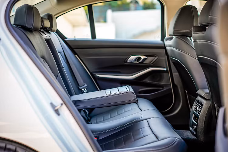 Giải trí với loa Harman Kardon 16 loa công suất 464 watt, vô lăng thể thao, ghế ngồi thể thao bọc da tổng hợp Sensatec, trang trí ốp nhôm, điều hoà tự động 03 vùng độc lập, chìa khoá thông minh, hệ thống cruise control,… Trong khi phiên bản BMW 320i 2020 mới được trang bị thấp hơn với đồng hồ 5,7 inch, màn hình cảm ứng trung tâm 8,8 inch.