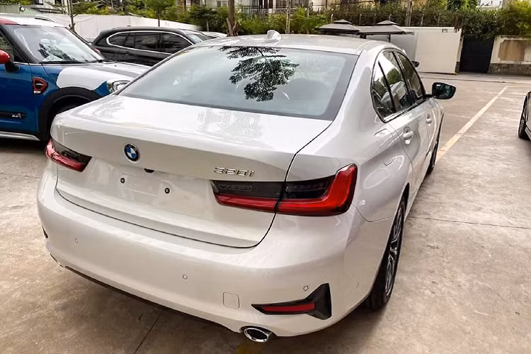 Giá xe BMW 320i 2020 bản Sport Line Plus sẽ bán ra dưới 2 tỷ đồng, thấp hơn so với phiên bản 330i Sport Line đang có giá bán 2,189 tỷ đồng. Sự xuất hiện của phiên bản 320i sẽ thu hút thêm nhiều khách hàng Việt quan tâm đến phân khúc sedan hạng sang cỡ nhỏ, phân khúc đang được thống lĩnh bởi Mercedes-Benz C-Class lắp ráp trong nước.
