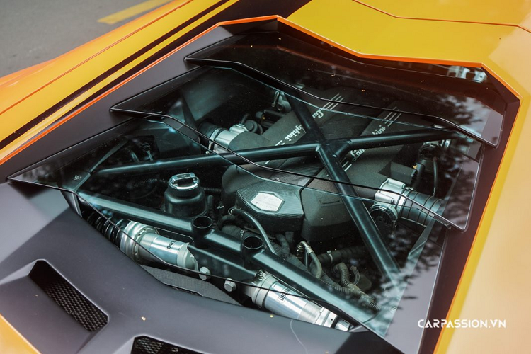 Khoang nội thất của xe được phối hai tông tàu với màu đen chủ đạo, kết hợp với đó là một số chi tiết da màu đỏ nổi bật như phần da ghế hay các miếng ốp trên cửa. Ngoài ra, trên nền màu đen của nội thất, chiếc xe được thêu với các đường chỉ màu đỏ thể thao, đem lại một khoang nội thất đầy cảm xúc cho những người ngồi trong.