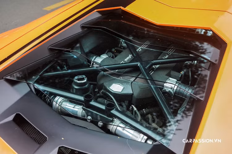 Khoang nội thất của xe được phối hai tông tàu với màu đen chủ đạo, kết hợp với đó là một số chi tiết da màu đỏ nổi bật như phần da ghế hay các miếng ốp trên cửa. Ngoài ra, trên nền màu đen của nội thất, chiếc xe được thêu với các đường chỉ màu đỏ thể thao, đem lại một khoang nội thất đầy cảm xúc cho những người ngồi trong.