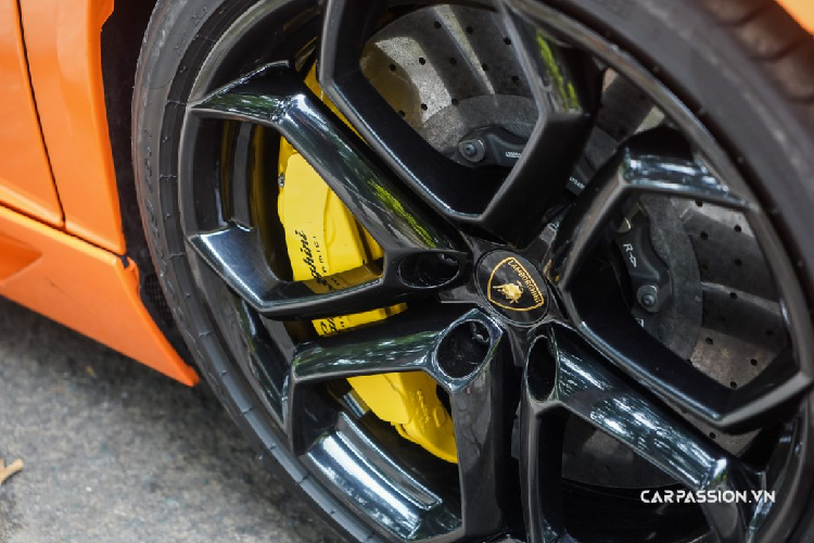 Trên phiên bản LP700-4, động cơ sở hữu công suất cực đại 691 mã lực và mô-men xoắn cực đại 690 Nm. Sức mạnh này được truyền đến cả bốn bánh xe thông qua hộp số ly hợp đơn (ISR – Independent Shifting Rod) 7 cấp, nhờ đó, Aventador LP700-4 có khả năng tăng tốc lên 100 km/h chỉ trong 2,8 giây và tốc độ tối đa mà xe đạt được là 350 km/h.