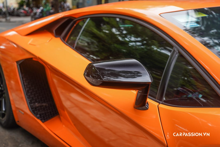 Để tạo cho Aventador một âm thanh đặc trưng và cuốn hút, các kỹ sư của Lamborghini đã thiết kế đường ống xả của xe một cách đặc biệt. Từng đường uốn của bộ xả đều được tính toán một cách kỹ lưỡng để đảm bảo âm thanh thoát ra từ động cơ khi va đập vào thành ống xả sẽ tạo ra thứ âm thành mà chỉ Aventador có được.