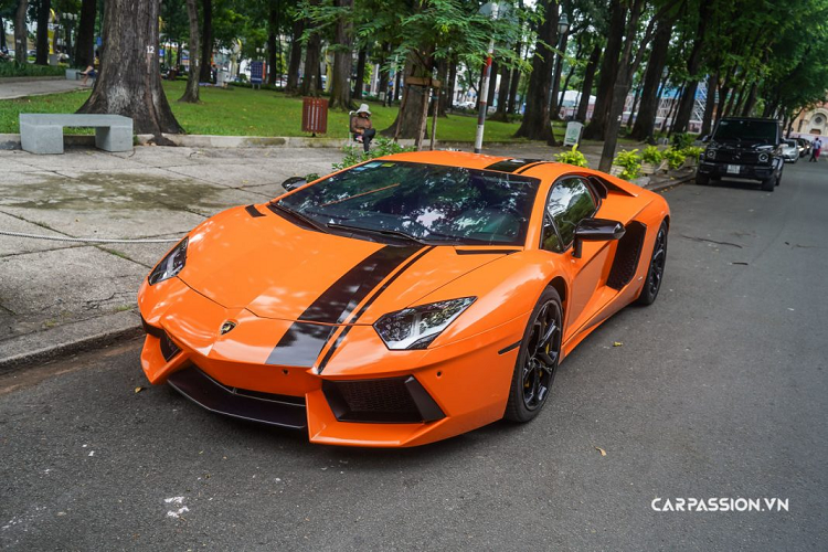 Gồm Aventador LP700-4 (Coupe và Roadster), Aventador S, Aventador SV (Coupe và Roadster), Aventador SVJ. Giá xe Lamborghini Aventador chính hãng tại thị trường Việt Nam dao động từ hơn 20 tỷ đồng đến hơn 50 tỷ đồng tùy thuộc vào phiên bản xe.
