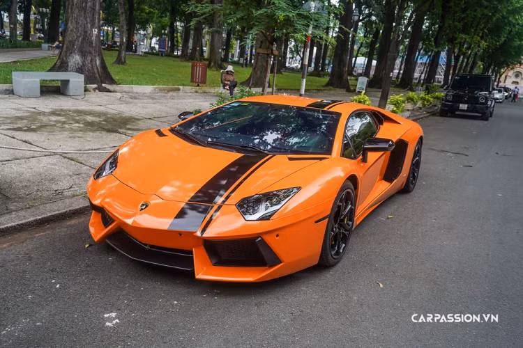 Gồm Aventador LP700-4 (Coupe và Roadster), Aventador S, Aventador SV (Coupe và Roadster), Aventador SVJ. Giá xe Lamborghini Aventador chính hãng tại thị trường Việt Nam dao động từ hơn 20 tỷ đồng đến hơn 50 tỷ đồng tùy thuộc vào phiên bản xe.