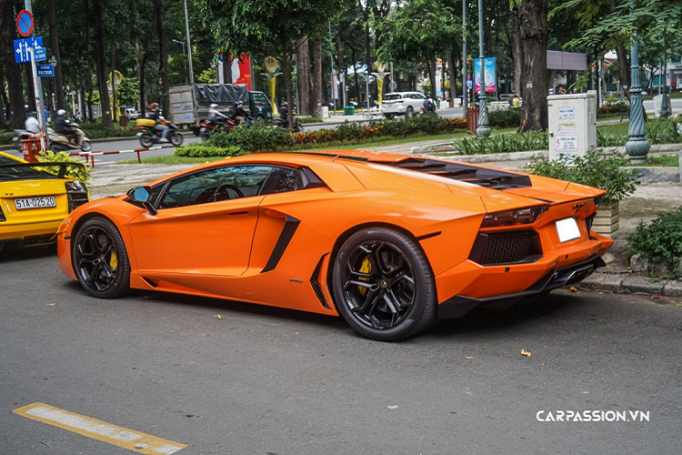 Lamborghini Aventador được giới chơi xe ở Việt Nam ưa chuộng khi đã có hơn chục chiếc đặt chân đến nước ta, bao gồm gần như tất cả các phiên bản.