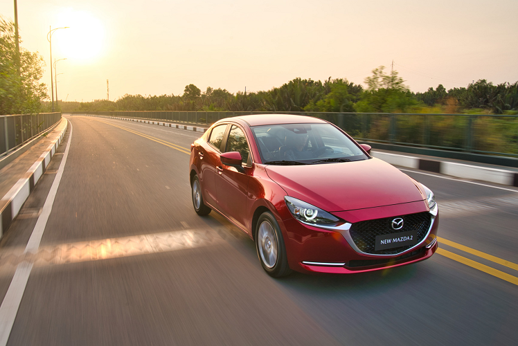 So sánh giá bán với các đối thủ Nhật Bản, mức giá xe Mazda2 2020 sedan khởi điểm từ 509 triệu đồng, thấp hơn Honda City 559 triệu đồng, hay Vios số tự động phiên bản E CVT (3 túi khí) có giá 520 triệu đồng. Tuy nhiên, phiên bản hàng đầu 1.5L Premium của Mazda2 sedan lại có giá cao hơn Toyota Vios 1.5G CVT (570 triệu đồng) hay Honda City (599 - 618 triệu đồng).