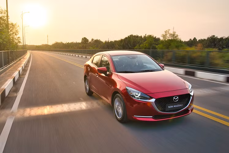 So sánh giá bán với các đối thủ Nhật Bản, mức giá xe Mazda2 2020 sedan khởi điểm từ 509 triệu đồng, thấp hơn Honda City 559 triệu đồng, hay Vios số tự động phiên bản E CVT (3 túi khí) có giá 520 triệu đồng. Tuy nhiên, phiên bản hàng đầu 1.5L Premium của Mazda2 sedan lại có giá cao hơn Toyota Vios 1.5G CVT (570 triệu đồng) hay Honda City (599 - 618 triệu đồng).
