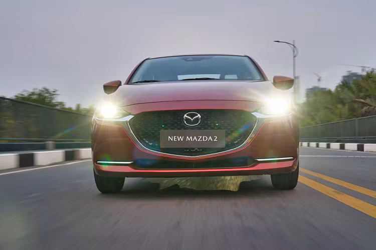 Có thể nói, Mazda2 mới chọn cách cạnh tranh bằng trang bị so với các đối thủ. Tuy nhiên tại một thì trường khó hiểu như Việt Nam thì đôi khi một chiếc xe ở phân khúc này chỉ cần rộng và rẻ là đủ.