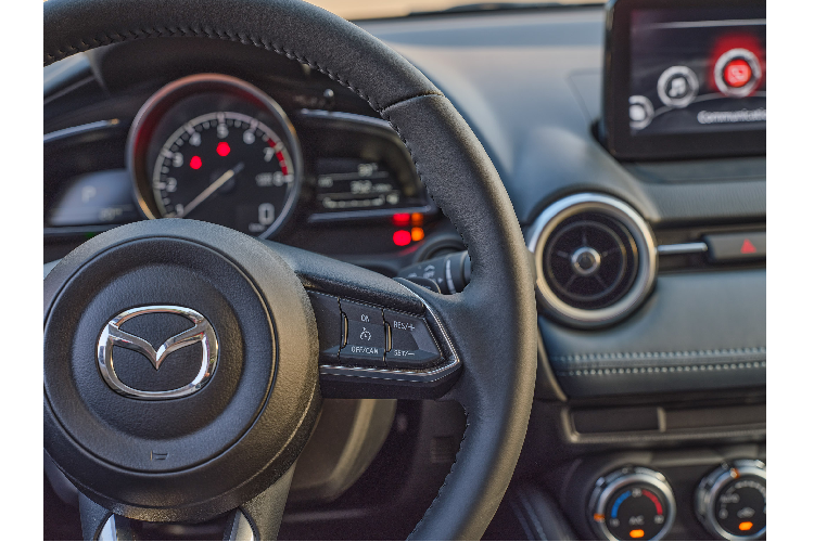 Mazda 2 được bổ sung các tiện ích như màn hình hiển thị thông tin (HUD) trên kính chắn gió (chỉ có trên phiên bản Premium), màn hình cảm ứng trung tâm kết nối Apple CarPlay/Android Auto, gương tự động chống chói. Nội thất Mazda2 mới có tổng cộng 03 tùy chọn màu sắc: Xám xanh, Nâu và Đen.