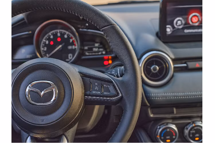 Mazda 2 được bổ sung các tiện ích như màn hình hiển thị thông tin (HUD) trên kính chắn gió (chỉ có trên phiên bản Premium), màn hình cảm ứng trung tâm kết nối Apple CarPlay/Android Auto, gương tự động chống chói. Nội thất Mazda2 mới có tổng cộng 03 tùy chọn màu sắc: Xám xanh, Nâu và Đen.