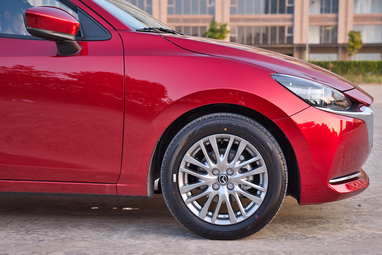 Là phiên bản nâng cấp facelift giữa đời, nên hai biến thể Mazda2 không thay đổi về kích thước, cả hai đều sử hữu cùng kích cỡ như chiều dài cơ sở lớn 2.570mm và bán kính quay vòng nhỏ 4.7m. Trên thực tế, doanh số Mazda2 tại Việt Nam không cao vì thiếu sự rộng rãi so với các đối thủ. Thường các bạn trẻ, hoặc phụ nữ sẽ chọn Mazda2 để đi phố là chủ yếu.