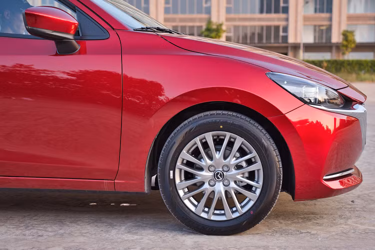Là phiên bản nâng cấp facelift giữa đời, nên hai biến thể Mazda2 không thay đổi về kích thước, cả hai đều sử hữu cùng kích cỡ như chiều dài cơ sở lớn 2.570mm và bán kính quay vòng nhỏ 4.7m. Trên thực tế, doanh số Mazda2 tại Việt Nam không cao vì thiếu sự rộng rãi so với các đối thủ. Thường các bạn trẻ, hoặc phụ nữ sẽ chọn Mazda2 để đi phố là chủ yếu.