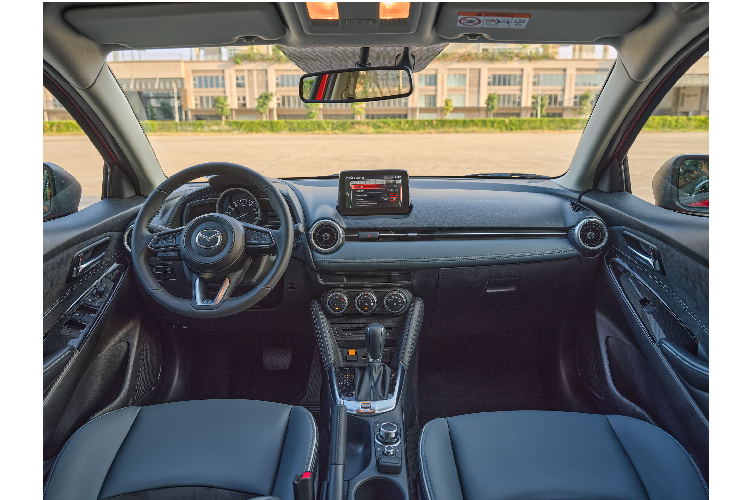 Mazda2 sedan và Mazda2 Sport hatchback mới đều sở hữu thiết kế đẹp hơn trước. Mâm xe 16 inch với 8 chấu kép mới. Nội thất ghế ngồi bọc Nỉ trên các phiên bản thấp và Da trên các phiên bản cao cấp.