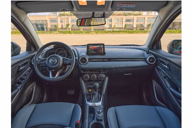 Mazda2 sedan và Mazda2 Sport hatchback mới đều sở hữu thiết kế đẹp hơn trước. Mâm xe 16 inch với 8 chấu kép mới. Nội thất ghế ngồi bọc Nỉ trên các phiên bản thấp và Da trên các phiên bản cao cấp.