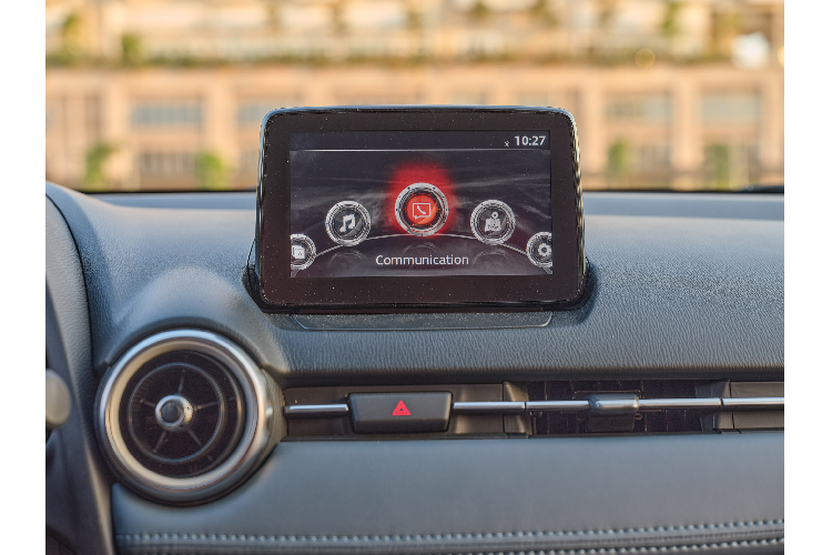 Vô lăng bọc da màu đen có cruise control + lẫy chuyển số (paddle shift). Màn hình hiển thị trên kính lái (HUD) có màu. Màn hình có kết nối Apple CarPlay/Android Auto