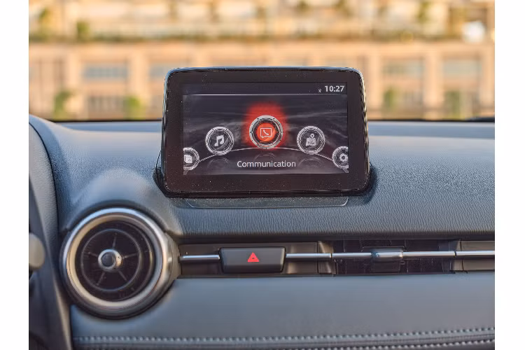 Vô lăng bọc da màu đen có cruise control + lẫy chuyển số (paddle shift). Màn hình hiển thị trên kính lái (HUD) có màu. Màn hình có kết nối Apple CarPlay/Android Auto