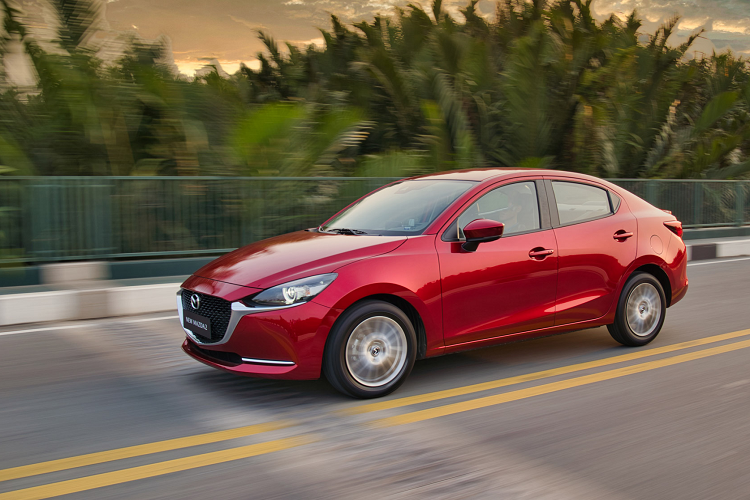 Theo Mazda, xe có mức tiêu thụ nhiên liệu hỗn hợp từ 4,76 - 5,01 lít/100km trên biến thể sedan; và 4,62 - 5,05 lít/100 km trên biến thể hatchback Mazda2 Sport. Mazda2 2020 tại Việt Nam SkyActiv-G, có nâng cấp so với động cơ bản trước.