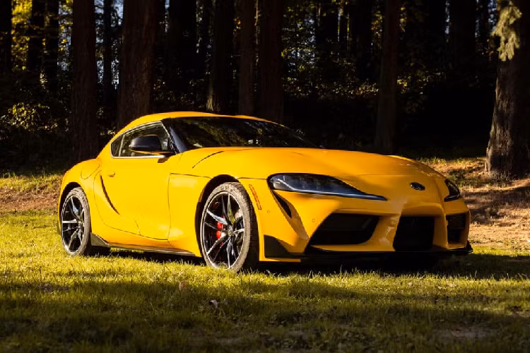 Khác với ngoại thất, nội thất của Toyota GR Supra lại mượn một số thiết kế từ xe BMW như 3-Series thế hệ mới, đặc biệt ở các nút bấm và cần số. Hệ thống iDrive với núm xoay trên cụm điều khiển trung tâm của Toyota GR Supra cũng được bê nguyên từ xe BMW sang. Ngay cả màn hình trung tâm phục vụ hệ thống thông tin giải trí của mẫu xe thể thao này cũng giống với xe BMW. Tại thị trường Anh, giá xe Toyota GR Supra có mức khởi điểm từ 53.035 Bảng (khoảng 1,62 tỷ đồng).