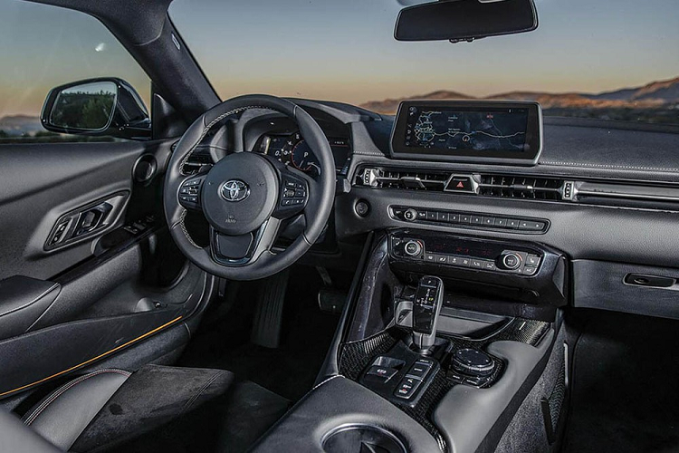 Trên thực tế, những lời nhận xét của Harris cũng không phải là không có cơ sở. Tuy sở hữu thiết kế riêng nhưng Toyota GR Supra lại dùng động cơ và nội thất của BMW. Trái với GR Supra, GR Yaris 2021 là mẫu xe do hãng Toyota tự mình phát triển. Thậm chí, GR Yaris 2021 còn là mẫu xe đầu tiên được hãng Toyota phát triển nội bộ hoàn toàn trong suốt 2 thập kỷ qua. Lần đầu tiên trình làng vào tháng 1/2019, Toyota GR Supra là thế hệ mới của mẫu xe thể thao huyền thoại Supra.