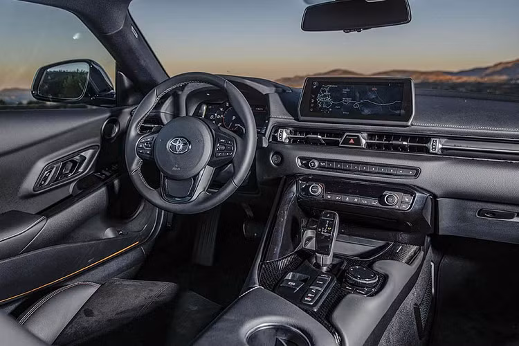 Trên thực tế, những lời nhận xét của Harris cũng không phải là không có cơ sở. Tuy sở hữu thiết kế riêng nhưng Toyota GR Supra lại dùng động cơ và nội thất của BMW. Trái với GR Supra, GR Yaris 2021 là mẫu xe do hãng Toyota tự mình phát triển. Thậm chí, GR Yaris 2021 còn là mẫu xe đầu tiên được hãng Toyota phát triển nội bộ hoàn toàn trong suốt 2 thập kỷ qua. Lần đầu tiên trình làng vào tháng 1/2019, Toyota GR Supra là thế hệ mới của mẫu xe thể thao huyền thoại Supra.