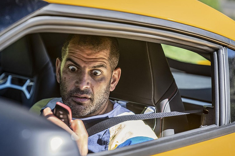 Sau khi lái thử Toyota GR Supra, Harris cảm thấy mẫu xe này quá giống xe BMW. "Tất cả mọi thứ đều gọi tên BMW", Harris nói. Theo anh, từ âm thanh động cơ, cảm giác lái đến mùi của Toyota GR Supra đều giống BMW Z4.