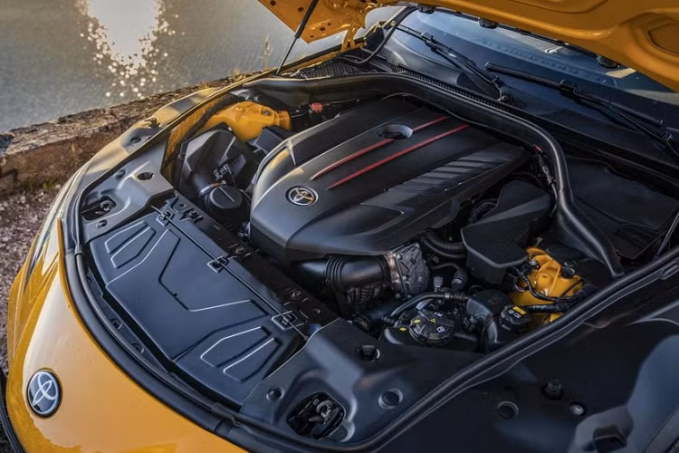 Nằm bên dưới nắp ca-pô của mẫu xe này là khối động cơ xăng 6 xi-lanh thẳng hàng, tăng áp, dung tích 3.0 lít, sản sinh công suất tối đa 387 mã lực tại tua máy 5.800 vòng/phút. Sức mạnh được truyền tới cầu sau thông qua hộp số tự động 8 cấp đi kèm lẫy chuyển số trên vô lăng.