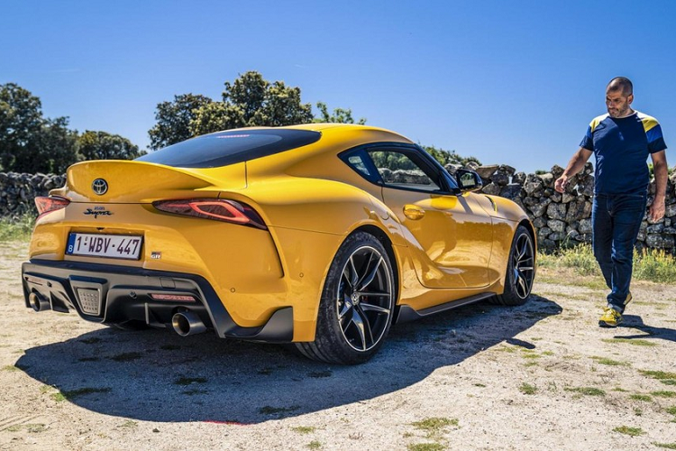 Người dẫn chương trình Top Gear cho rằng hãng Toyota đã chứng minh được khả năng sản xuất xe hiệu suất cao của mình thông qua GR Yaris mới. Do đó, sự xuất hiện của Toyota GR Yaris 2021 mới càng khiến "sự thất bại mang tên Supra trở nên đáng hổ thẹn hơn". Đây không phải là lần đầu tiên Harris lên tiếng chê bai Toyota GR Supra. Năm ngoái, trong chương trình Top Gear, người dẫn chương trình này đã gọi Toyota GR Supra là một trong những mẫu xe lạ lùng nhất mà anh từng lái.