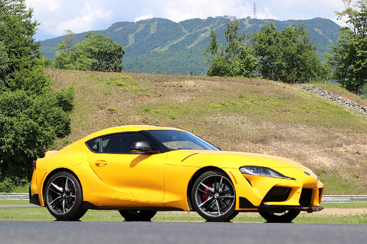 Riêng chi tiết mũi nổi bật trên nắp capô và cụm đèn hậu trung tâm LED lại giống xe đua Công thức 1. Thêm vào đó là kính chắn gió bao quanh, cột A màu đen, hốc gió giả sau bánh trước và trước bánh sau, bộ khuếch tán cỡ lớn phía sau, 2 ống xả hình tròn cũng như cánh gió đuôi tích hợp vào nắp cốp sau vểnh lên, lấy cảm hứng từ Toyota Supra thế hệ thứ 4. Bên sườn xe xuất hiện bộ vành hợp kim 19 inch, đi với lốp Michelin Pilot Super Sport. Nằm sau bộ vành trước là rô-to phanh 348 mm và cùm phanh Brembo 4 piston.