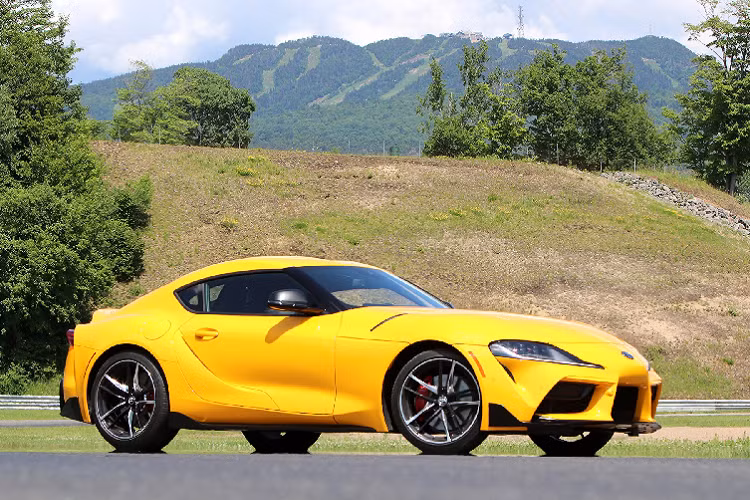 Riêng chi tiết mũi nổi bật trên nắp capô và cụm đèn hậu trung tâm LED lại giống xe đua Công thức 1. Thêm vào đó là kính chắn gió bao quanh, cột A màu đen, hốc gió giả sau bánh trước và trước bánh sau, bộ khuếch tán cỡ lớn phía sau, 2 ống xả hình tròn cũng như cánh gió đuôi tích hợp vào nắp cốp sau vểnh lên, lấy cảm hứng từ Toyota Supra thế hệ thứ 4. Bên sườn xe xuất hiện bộ vành hợp kim 19 inch, đi với lốp Michelin Pilot Super Sport. Nằm sau bộ vành trước là rô-to phanh 348 mm và cùm phanh Brembo 4 piston.