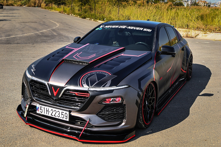 Giá bán niêm yết của VinFast Lux A2.0 là 1,040-1,289 tùy phiên bản. Nhiều sản phẩm trên thị trường có giá bán tương đương như Toyota Camry (1,029-1,235 tỷ đồng), Honda Accord (1,319-1,329 tỷ đồng), Mazda6 (819 triệu-1,027 tỷ đồng) hay Kia Optima (789-969 triệu đồng).