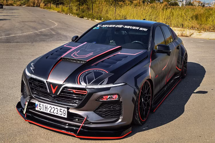 Giá bán niêm yết của VinFast Lux A2.0 là 1,040-1,289 tùy phiên bản. Nhiều sản phẩm trên thị trường có giá bán tương đương như Toyota Camry (1,029-1,235 tỷ đồng), Honda Accord (1,319-1,329 tỷ đồng), Mazda6 (819 triệu-1,027 tỷ đồng) hay Kia Optima (789-969 triệu đồng).