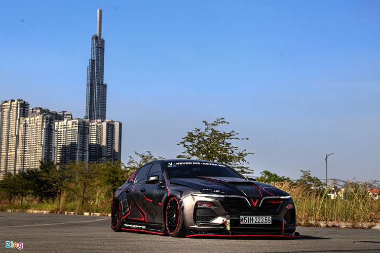 Sức mạnh được truyền tới cầu sau thông qua hộp số tự động 8 cấp ZF. Động cơ của chiếc xe cũng đã được remap giúp công suất tăng thêm khoảng 50 mã lực, giúp hiệu suất tương đương với chiếc VinFast Lux A2.0 bản cao cấp nhất. 