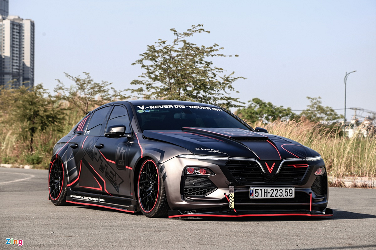 Nhìn thoáng qua, rất khó để nhận ra đây là một chiếc Sedan VinFast Lux tại Việt Nam vốn được thiết kế theo phong cách lịch lãm. Ngoại hình xe được thay đổi gần như hoàn toàn, không còn nét điềm đạm vốn có. Chiếc xe gây chú ý với những mảng cơ bắp to lớn trên thân, gầm có thể hạ sát đất giống như những mẫu xe thể thao.