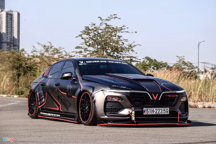 Nhìn thoáng qua, rất khó để nhận ra đây là một chiếc Sedan VinFast Lux tại Việt Nam vốn được thiết kế theo phong cách lịch lãm. Ngoại hình xe được thay đổi gần như hoàn toàn, không còn nét điềm đạm vốn có. Chiếc xe gây chú ý với những mảng cơ bắp to lớn trên thân, gầm có thể hạ sát đất giống như những mẫu xe thể thao.