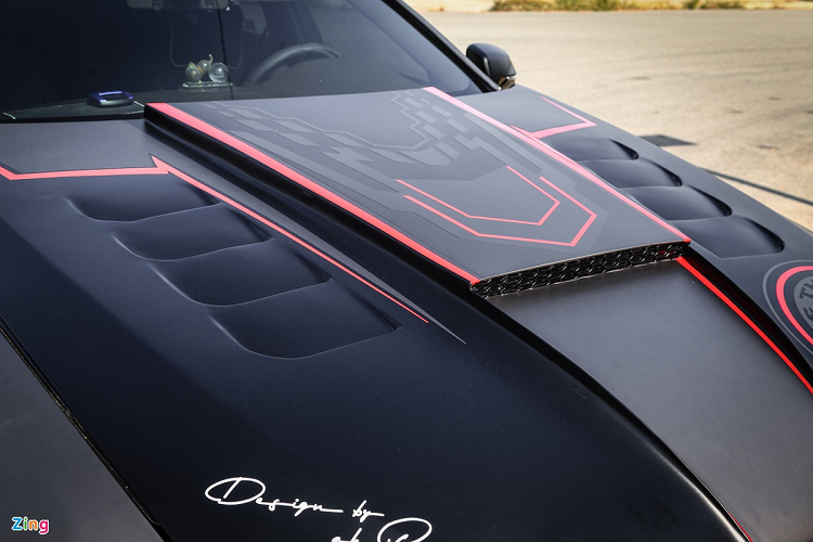 Nắp ca-pô mới có các hốc gió, không chỉ khiến ngoại hình xe thêm gân guốc, nó còn tăng khả năng làm mát động cơ. Kiểu nắp ca-pô để hở này là phong cách khá quen thuộc, thường được nhìn thấy trên các mẫu BMW độ.