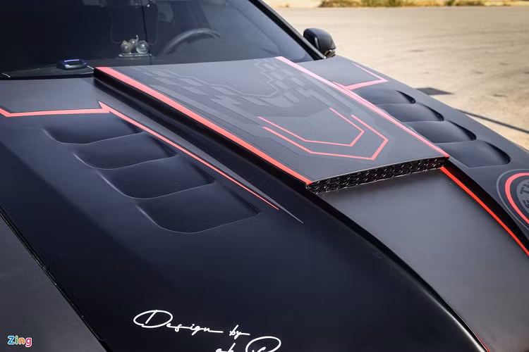 Nắp ca-pô mới có các hốc gió, không chỉ khiến ngoại hình xe thêm gân guốc, nó còn tăng khả năng làm mát động cơ. Kiểu nắp ca-pô để hở này là phong cách khá quen thuộc, thường được nhìn thấy trên các mẫu BMW độ.