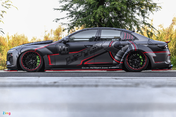 Nguyên bản của chiếc VinFas Lux A2.0 này là dạng tiêu chuẩn, trang bị động cơ 4 xy-lanh, tăng áp 2.0L, cho công suất 174 mã lực tại 4.500-6.000 vòng/phút, mô-men xoắn cực đại 300 Nm tại 1.750-4.000 vòng/phút.