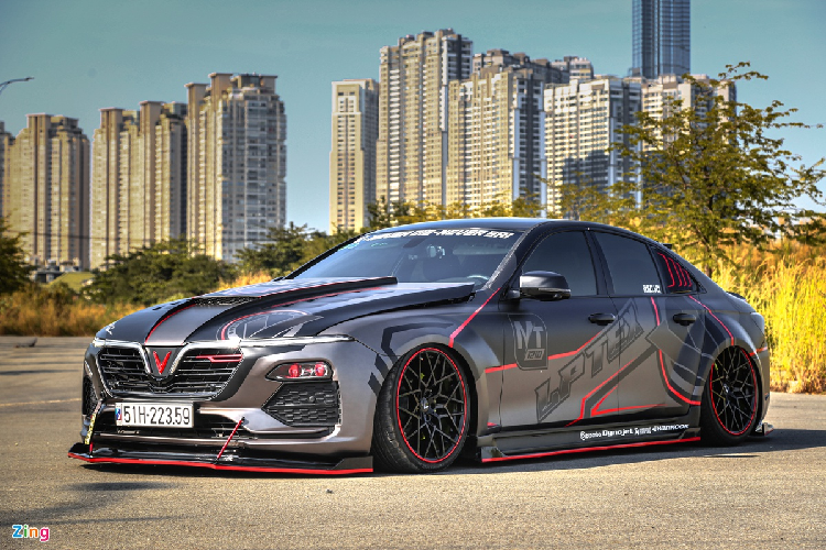 Bản độ VinFast Lux A2.0 này cũng đã được nâng cấp hệ thống treo. Xe được trang bị phuộc hơi Alien Ware có thể nâng hạ gầm tùy thích, khoảng sáng gầm có thể cao hơn mức 116 mm tiêu chuẩn hoặc hạ xuống sát mặt đất. Việc điều chỉnh thông qua một remote đặt trong cabin. Nội thất của xe không có gì thay đổi. 