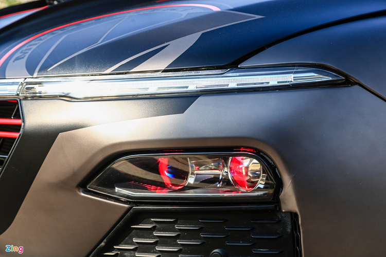 Để tăng tính thể thao cho xe, logo VinFast được sơn đỏ tương phản với thân xe. Hệ thống đèn pha được thay thành loại bi-LED 4 bóng. Đèn định vị được giữ nguyên.