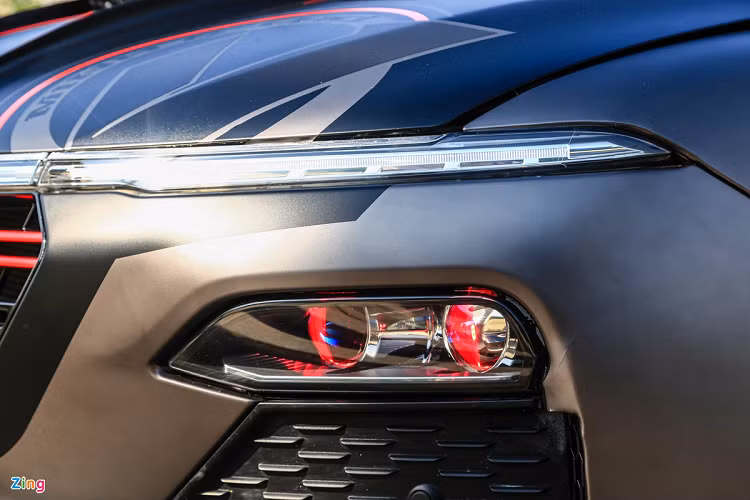 Để tăng tính thể thao cho xe, logo VinFast được sơn đỏ tương phản với thân xe. Hệ thống đèn pha được thay thành loại bi-LED 4 bóng. Đèn định vị được giữ nguyên.