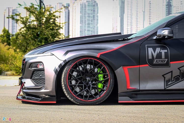 Xe được trang bị bộ mâm đa chấu CNC, kích thước 20 inch cũng do D1 thiết kế. Nổi bật bên trong là kẹp phanh Brembo màu xanh neon. Ngoài ra, mẫu xe này cũng đã được gắn thêm LED gầm.